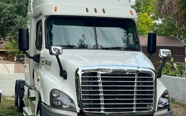 Photo of a 2015 Freightliner Cascadia Sleeper Trucks for sale