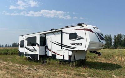 2017 Dutchman Voltage Triton 3551 Fifth Wheel Toy Hauler