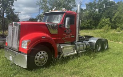 Photo of a 2021 Kenworth W900 Day Cab Semi Truck for sale