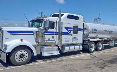 Photo of a 2002 Kenworth W900 Sleeper Truck for sale