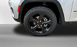 2024 Grand Cherokee Thumbnail 3
