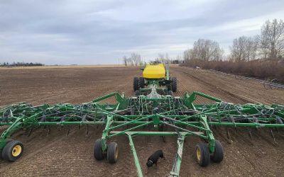 2010 John Deere 1830 Airdrill W/1910 Cart 