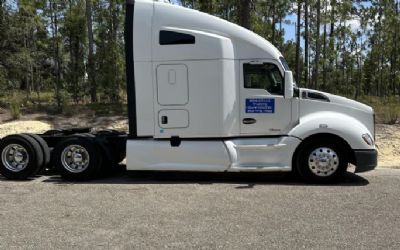 Photo of a 2020 Kenworth T680 Sleeper Semi Truck for sale